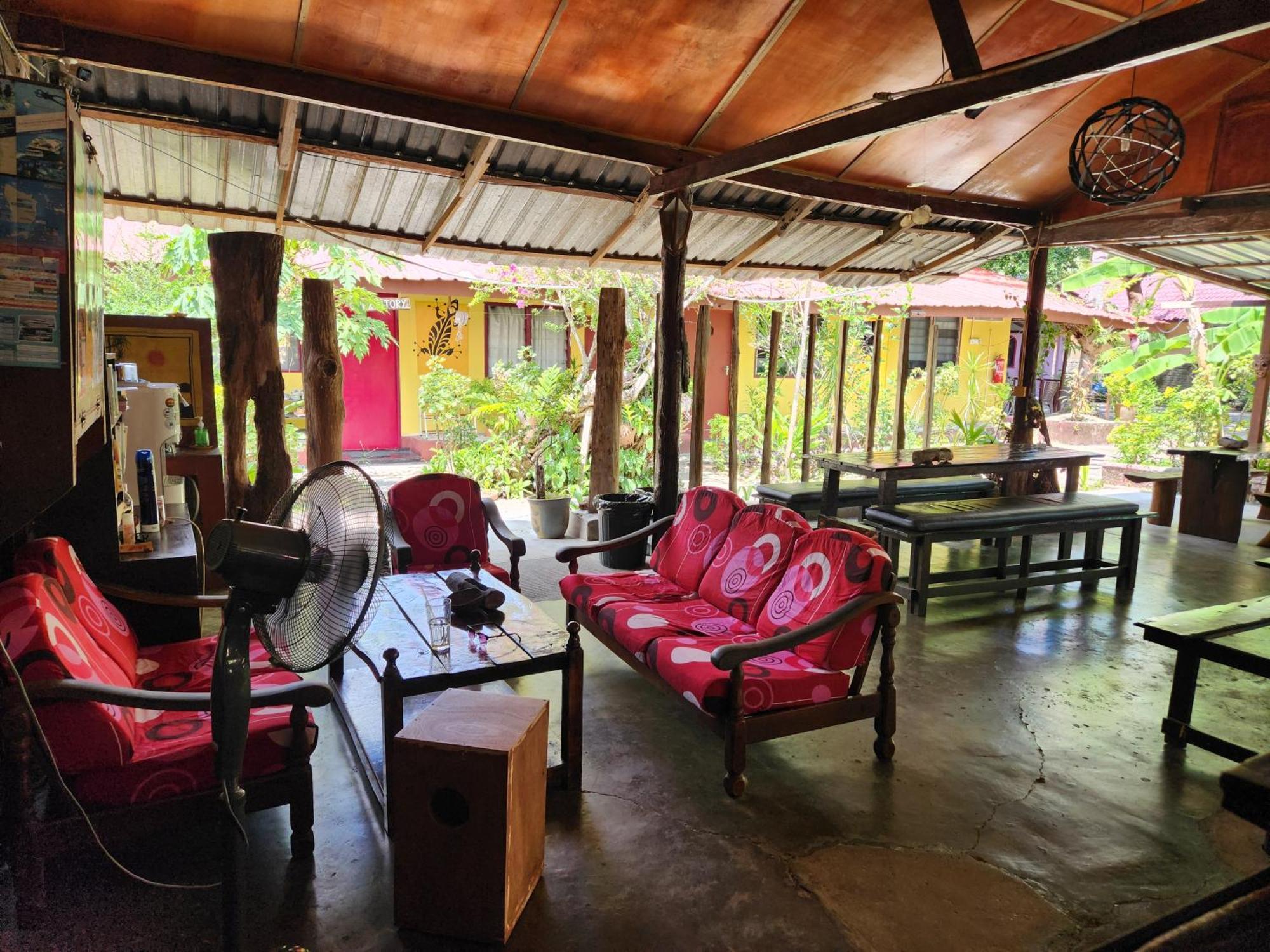 Gecko Guesthouse Пантай-Сенанг Экстерьер фото